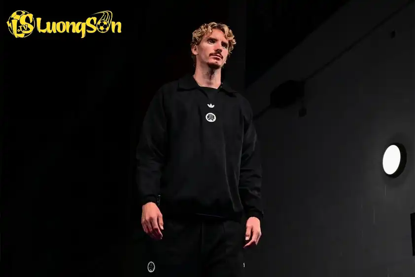 Nick Woltemade sở hữu chiều cao lên đến 1m98, hứa hẹn mang đến cho Newcastle nhiều bàn thắng trên không (Ảnh: Newcastle United). Nick Woltemade sở hữu chiều cao lên đến 1m98, hứa hẹn mang đến cho Newcastle nhiều bàn thắng trên không