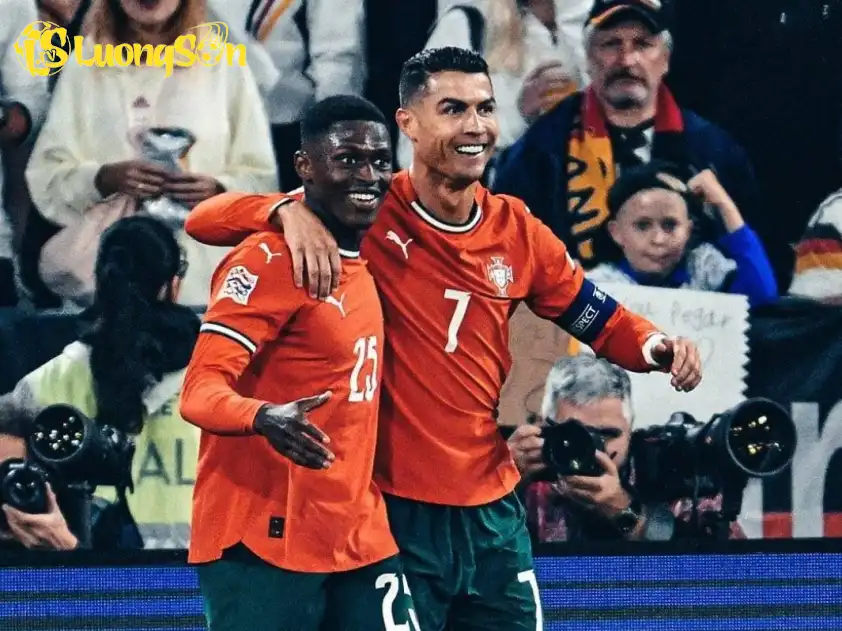 Thành công cùng ĐT Bồ Đào Nha và PSG trong năm qua đã giúp Nuno Mendes đã tạo ra thành tích vô tiền khoáng hậu Thành công cùng ĐT Bồ Đào Nha và PSG trong năm qua đã giúp Nuno Mendes đã tạo ra thành tích vô tiền khoáng hậu