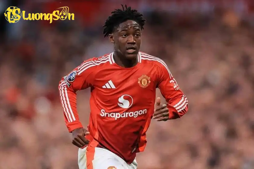 Quyết định đi hay ở của Mainoo khiến Amorim và BLĐ MU mâu thuẫn. Ảnh: The Mirror Quyết định đi hay ở của Mainoo khiến Amorim và BLĐ MU mâu thuẫn.