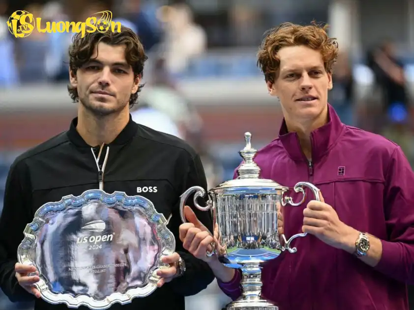 Jannik Sinner (phải) và Taylor Fritz - đương kim vô địch và á quân US Open