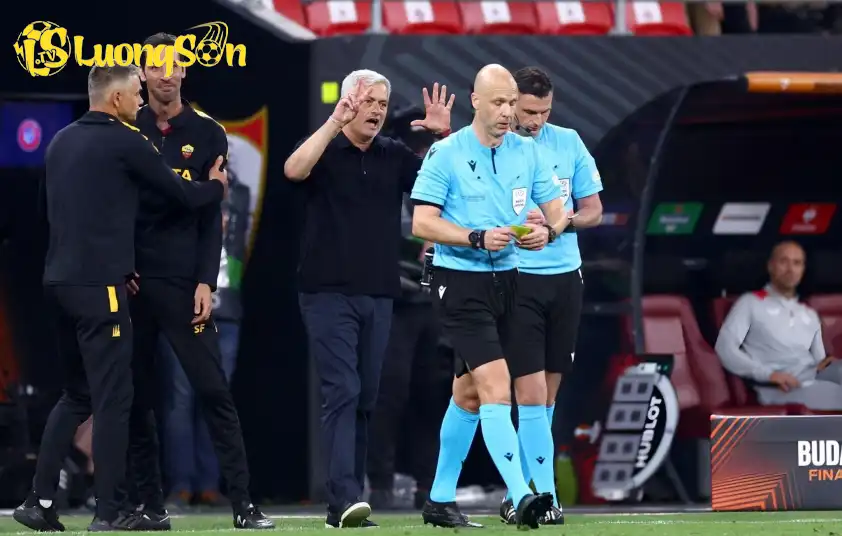 Cả 2 đã tranh cãi nãy lửa trên sân.