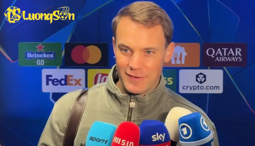 Neuer đáp trả phóng viên sau trận Neuer đáp trả phóng viên sau trận.