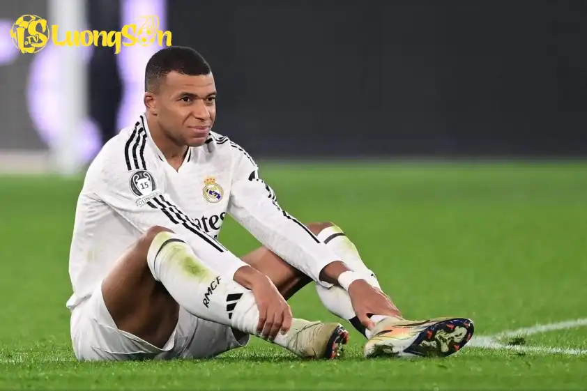 Mbappe đang gặp phải chấn thương ở mắt cá chân. Ảnh: AFP Mbappe đang gặp phải chấn thương ở mắt cá chân.