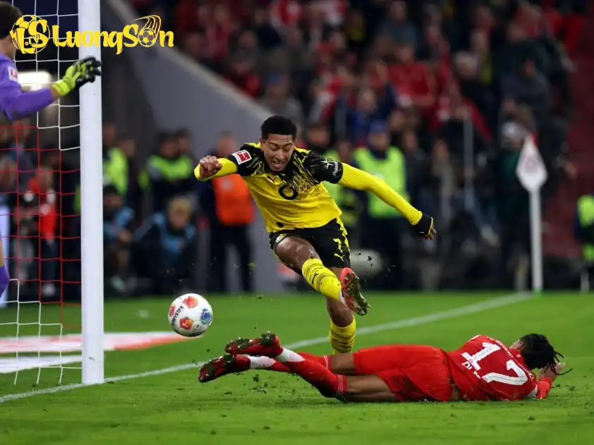 Sai lầm khiến Dortmund phải nhận bàn thua của Jobe Bellingham (Ảnh: OneFootball) Sai lầm khiến Dortmund phải nhận bàn thua của Jobe Bellingham