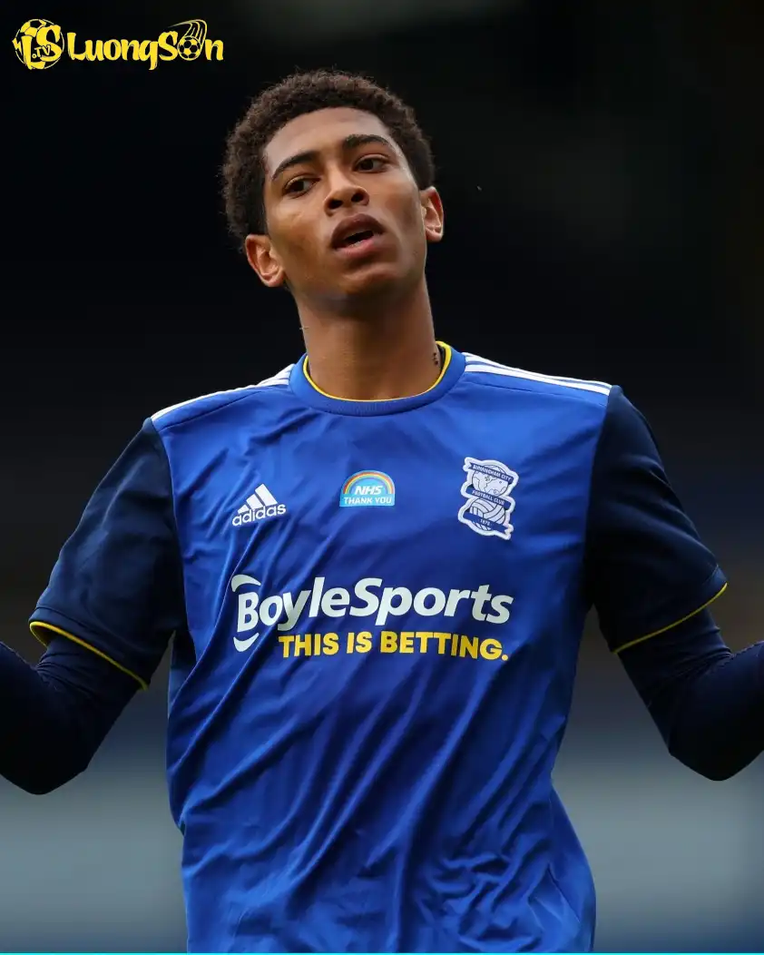 Bellingham trở thành chỗ dựa cho Birmingham khi còn rất trẻ Bellingham trở thành chỗ dựa cho Birmingham khi còn rất trẻ