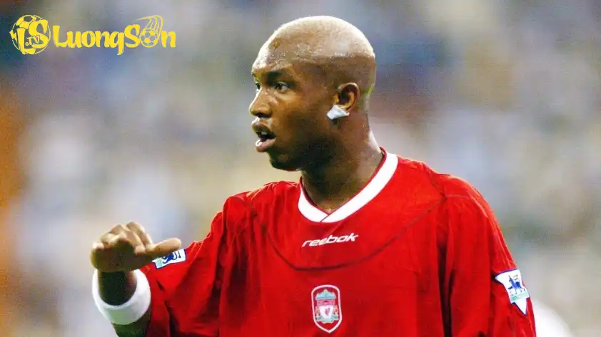 Diouf từng khoác áo Liverpool