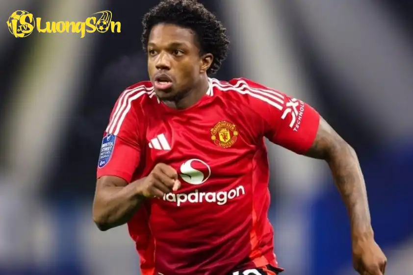 Tyrell Malacia hiện còn chỗ đứng tại MU. Tyrell Malacia hiện còn chỗ đứng tại MU.