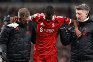 Alexander Isak dính chấn thương trong trận đấu gặp Tottenham.